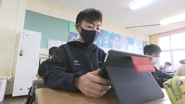 タブレットを使った授業でも姿勢を意識するように