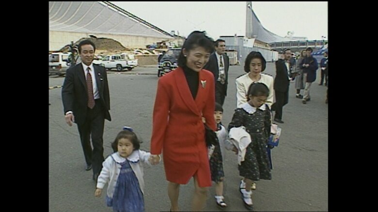 「サルティンバンコ」の会場に向かわれる久子さま（1994年）