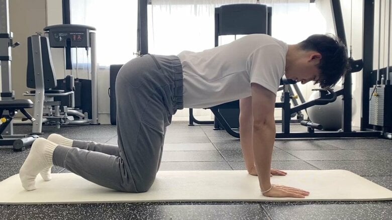 【ドローイン】四つんばいの姿勢でおなかの力を抜いて、おなかが垂れる感覚を感じる（提供：計太さん）