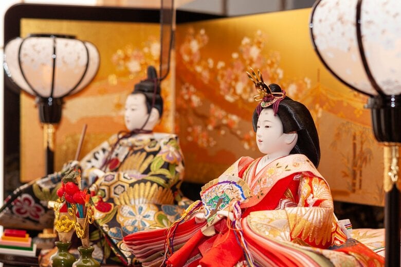 華やかなものは右側に置く（画像はイメージ）