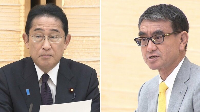 マイナンバー情報総点検本部に出席した、岸田首相と河野デジタル相（8月8日）。世論調査はマイナカードのでトラブル対応について厳しい結果となった