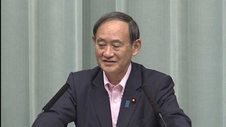 記者の質問に苦笑いを浮かべる菅長官（6月27日会見より）