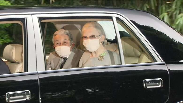 仙洞御所に到着された上皇ご夫妻（2022年4月）