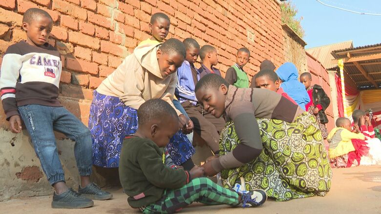スワッコで家族のように暮らすタンザニアの子どもたち
