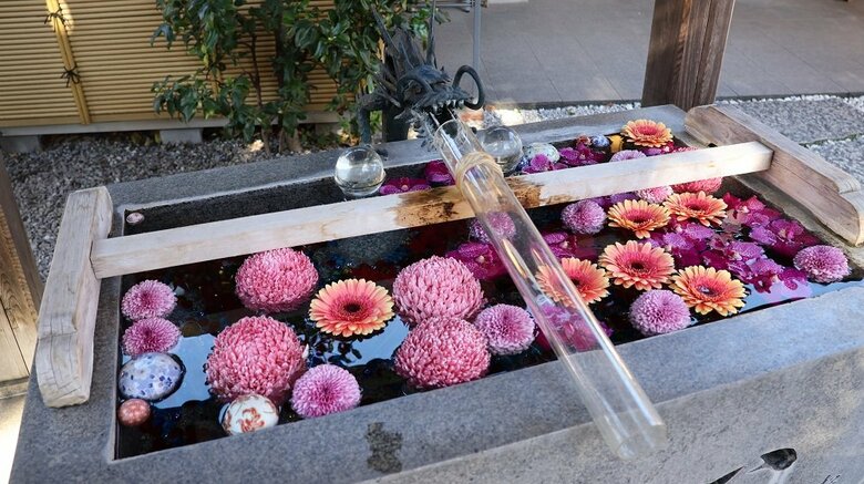 蛇窪神社の手水舎　花を浮かべている「花手水」になっている