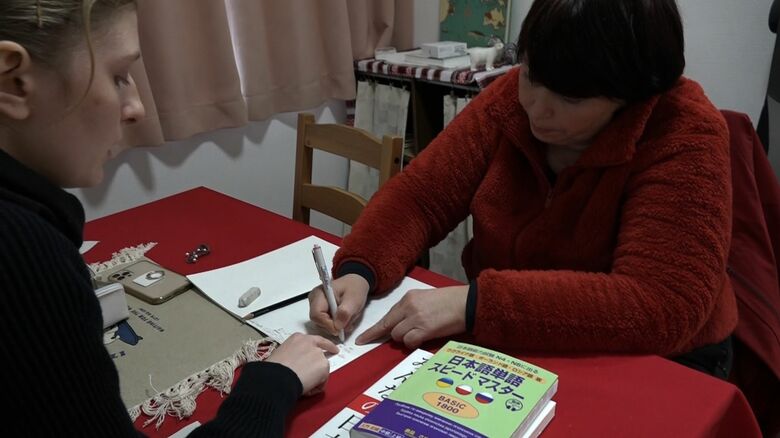 日本語の勉強をするマーヤさん