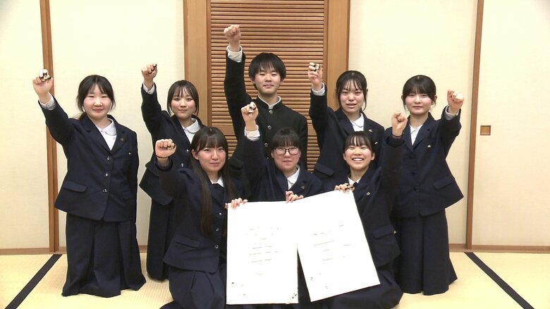 秋田北高校箏部のメンバー（前列が3年生・後列が2年生）