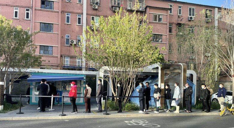 党大会当日も普段通りPCR検査に並ぶ北京市民　10月16日午前8時過ぎ