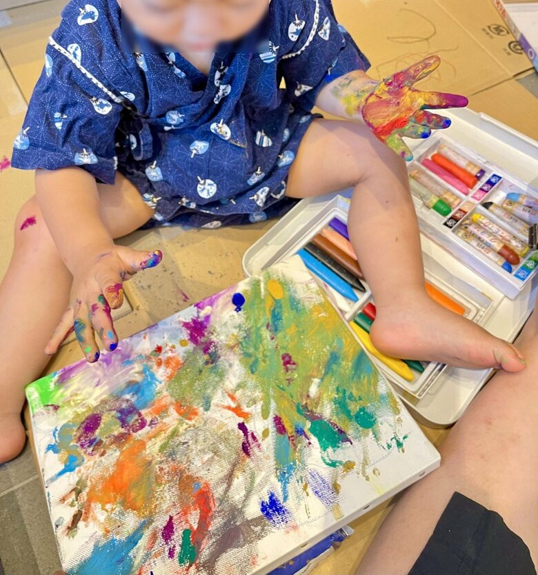 絵を描いている2歳児（アーティスト）