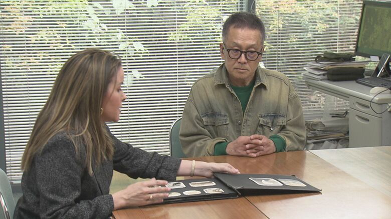 アルバムを見せるヴィクトリアさん