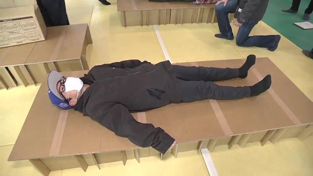 段ボールベッドや簡易トイレの組み立てを確認