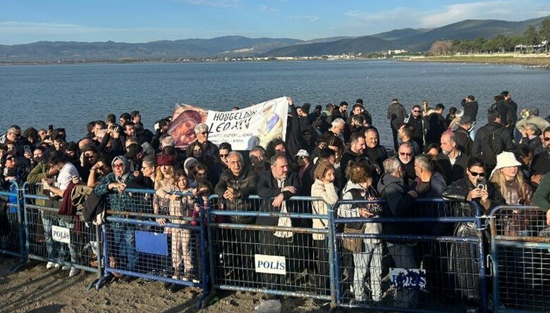 教皇を歓迎する横断幕を掲げる人たち