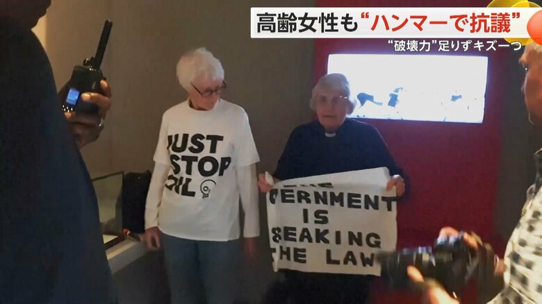 「今の政府は、気候変動に対する法律を破っている」と訴えている環境活動家の2人