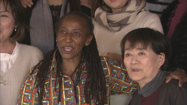 勤務先のレストランで客と記念撮影