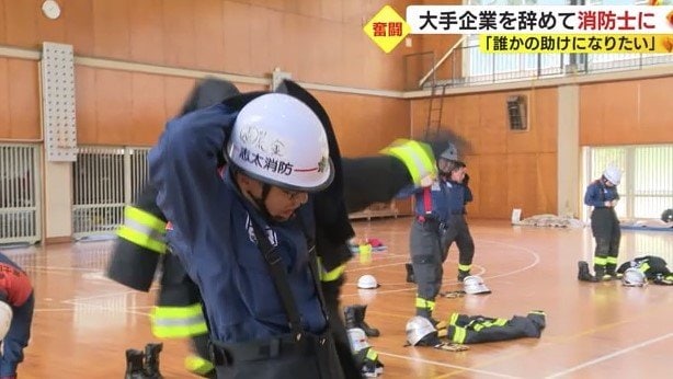 防火服を着る荒金さん