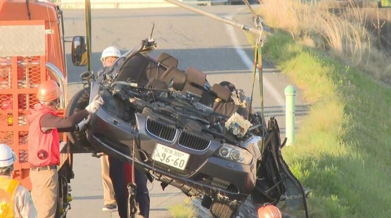 レッカーされる事故車両