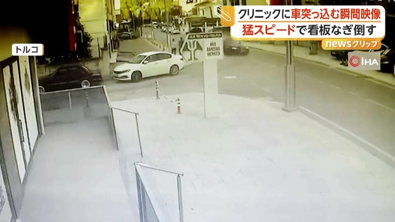 車が猛スピードで歩道に乗り上げ、建物に突っ込む瞬間（5月27日、トルコ・コジャエリ）①
