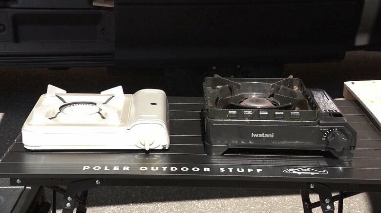 一般的なカセットコンロ（左）と風よけが付いたアウトドア用のカセットコンロ（右）