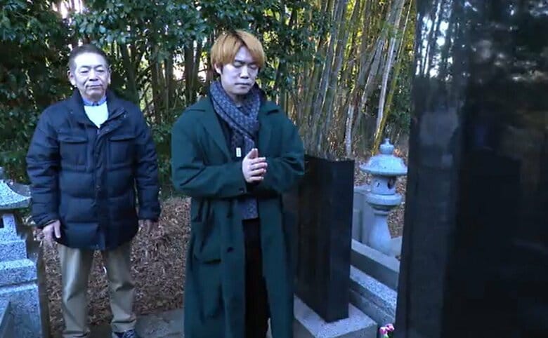 墓前で2人、家族に手を合わせた
