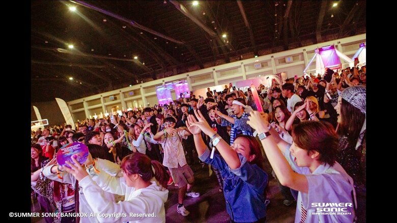 YOASOBIが登場すると会場は大盛り上がり