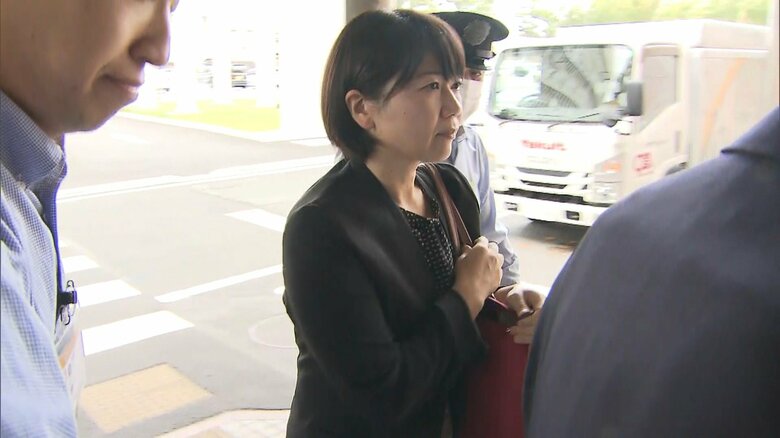 報道陣の問いかけにも無言…前橋市役所に入る小川市長　３日朝