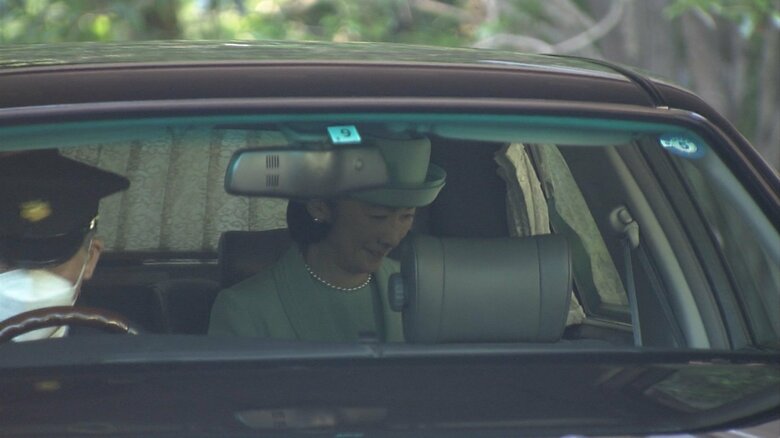 佳子さま、悠仁さまの見送りを受けられる秋篠宮ご夫妻（午前8時半ごろ 秋篠宮邸）