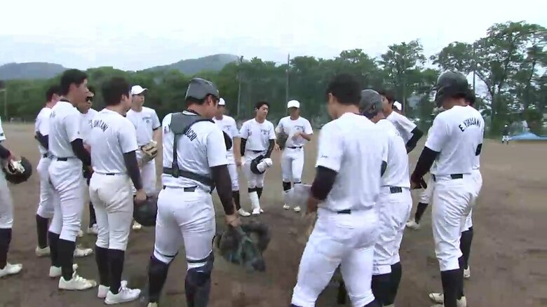 選手同士でプレーについて意見を交わす