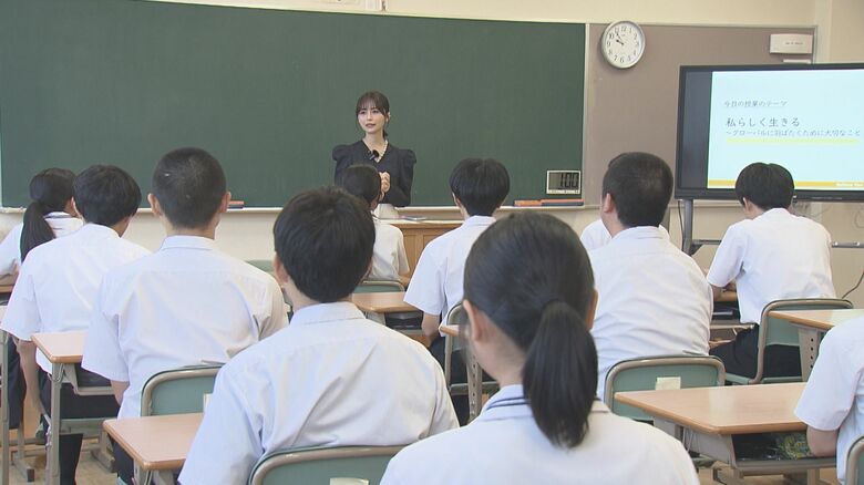 ホームステイの経験を生徒に伝えた