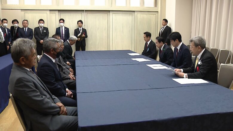 岸田首相が漁師らと面会し、感謝を伝えた（22日午後、和歌山市）