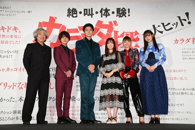 『カラダ探し』大ヒット上映中　ワーナー・ブラザース映画 ©2022「カラダ探し」製作委員会（左から）羽住英一郎監督、醍醐虎汰朗さん、眞栄田郷敦さん、橋本環奈さん、山本舞香さん、横田真悠さん