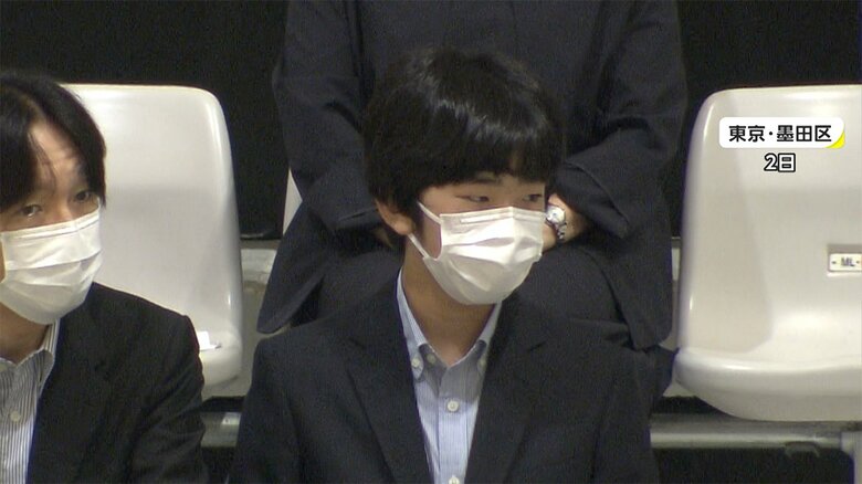 高校総文祭で、かるた競技を観戦される悠仁さま