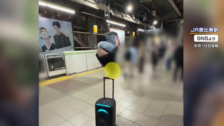 人が行き交うホームでバク宙