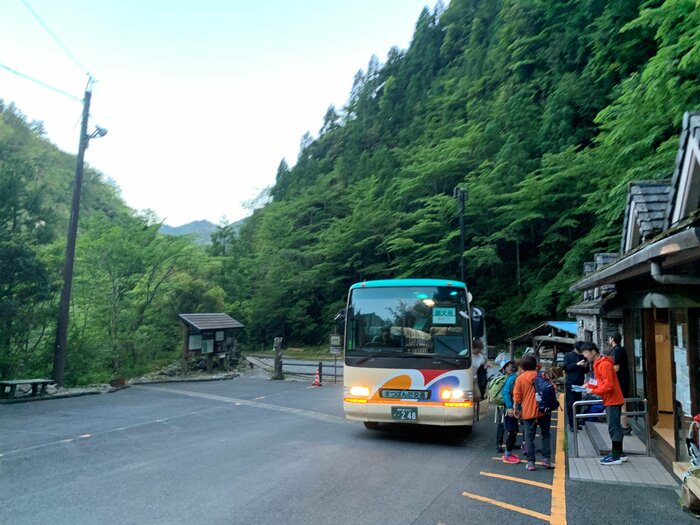 登山口にはバスのみ到着