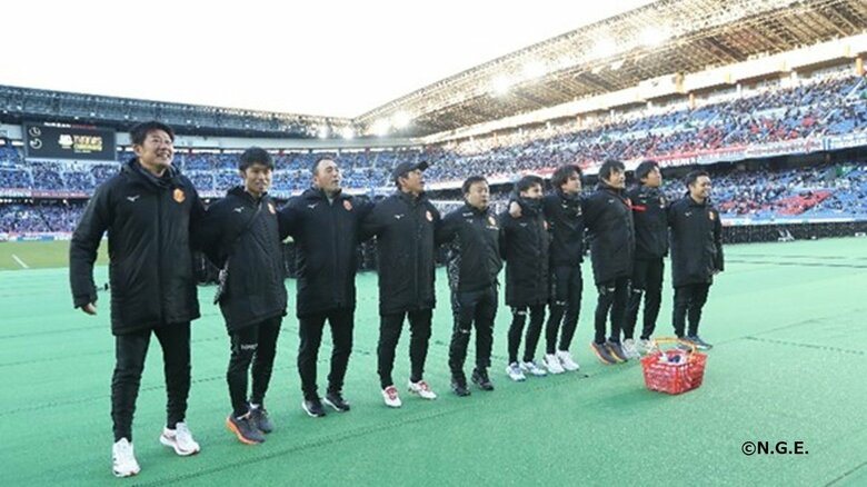 試合に勝利しサポーターに挨拶するスタッフ陣