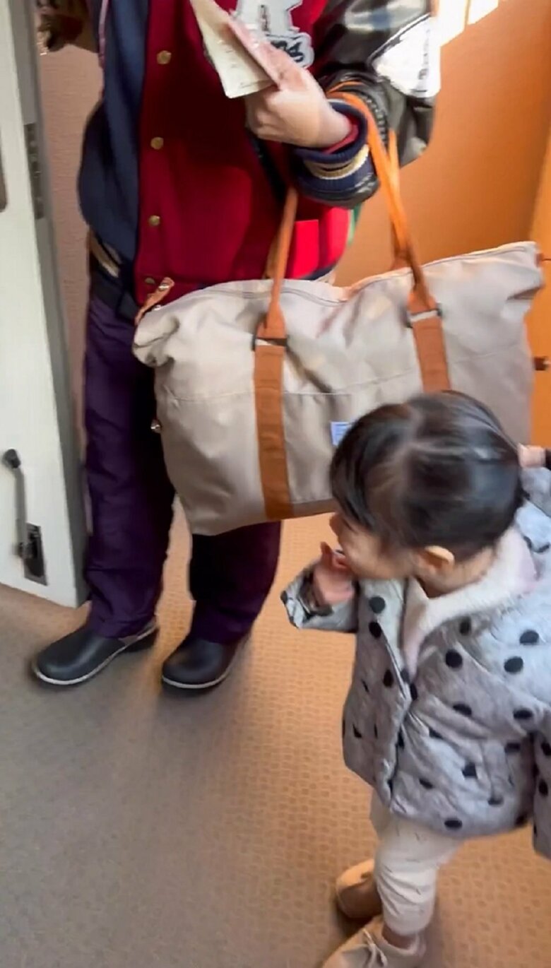 部屋をのぞき込むと…