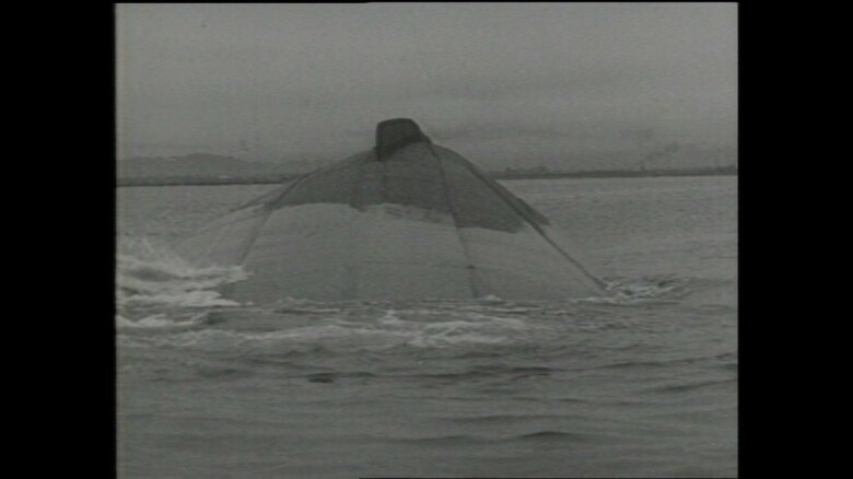 沈没し船底が見えている「洞爺丸」（1954年）