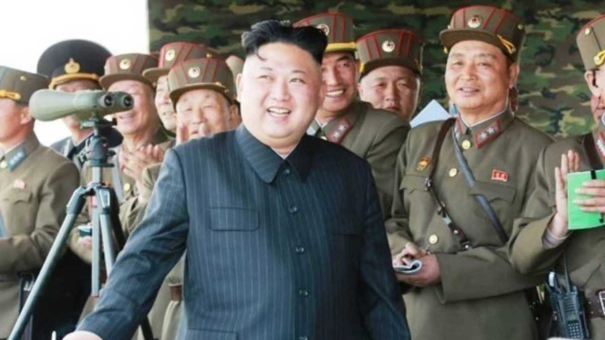 平壌でガソリン価格が高騰 中国が制裁に本腰か 北朝鮮が4月19日からガソリンの販売制限を開始し ガソリン価格が高騰していることがわかった 平壌市内の ガソリンスタンドは軒並み休業し 営業しているスタンドには長蛇の列ができているという アメリカと協調して北