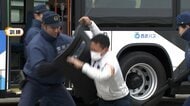 “バス車内に刃物男”想定でテロ対策訓練　警察やバス会社など制圧手順を確認　爆発物をロボットで処理訓練も