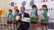 桑名市長へ園児が手作り「父の日」メダルをプレゼント “高知市家のお父さん”も笑顔に