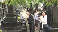 彼岸の中日、各地の寺や墓地で墓参り　青空広がる秋晴れの下、静かに手を合わせ先祖の霊慰める　秋田