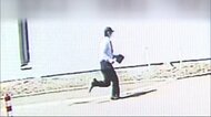 防犯カメラが捉えた“逃走男” 銀行前でバッグひったくり…生々しい傷跡残る被害男性が語る一部始終