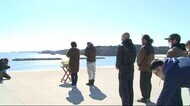 宮城・気仙沼の海岸でサーファーたちが集まり津波犠牲者の冥福を祈る