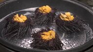 生が苦手でも食べやすく…店先で楽しめる「焼きウニ」が好評の食堂 日本の灯台50選・大王埼灯台のそばで