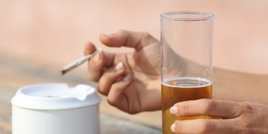 飲酒や喫煙をする人は要注意!?約23万8,000件のAGA患者カルテデータから因果推論で解明
