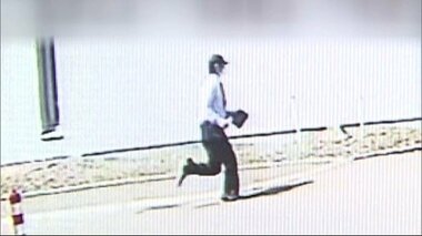防犯カメラが捉えた“逃走男” 銀行前でバッグひったくり…生々しい傷跡残る被害男性が語る一部始終