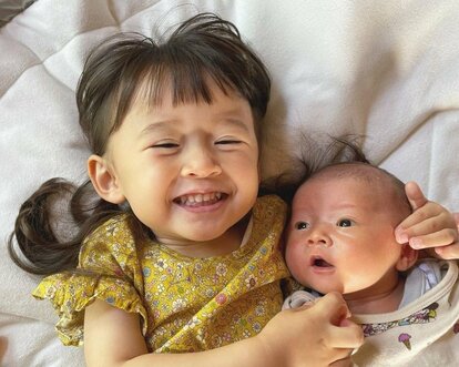 弟が大きくなったらもっと一緒に遊べるよ」2歳姉が持ってきたのは