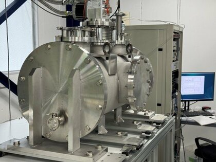 超伝導加速器「RiSA」の加速空洞性能試験で10MV/mの出力目標を達成