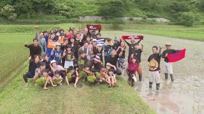 田園に響くファンら約６０人が「永ちゃんコール」で一致団結…美作市の「永ちゃん田んぼ」で田植え【岡山】