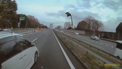 【独自】高速道路で2000万超キャンピングカーが衝突　突然の車線変更に…破損パーツが反対車線へ飛び散る