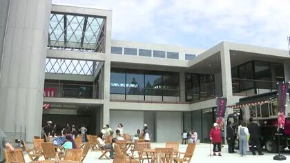 市役所新庁舎“お披露目”　中学校だった場所で校舎や体育館を活用　温泉熱を利用した空調設備や足湯なども設置